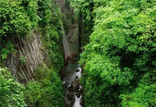 湖北恩施大峡谷景区
恩施大峡谷，是全球最长、最美丽的大峡谷之一，全长 108 公里，两旁是郁郁葱葱的植被，中间是延绵不断的悬崖峭壁，千丈银瀑飞驰而下，天然的避暑胜地！