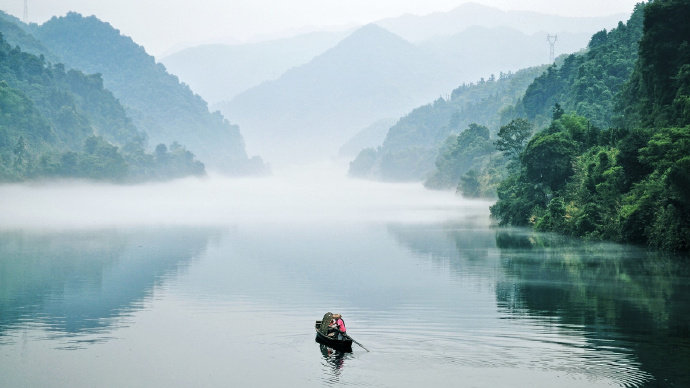 山气朝来爽，溪流日向清。远心何处惬，闲棹此中行。-----张九龄