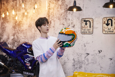 官博更博：#王一博# · #王一博极限青春# 大摩托、乐高、游戏机！
是@UNIQ-王一博 的作战室没错了[酷][酷]
今日份滑板少年已上线，请查收
每周四20:00 @腾讯视频极限青春 ​​​