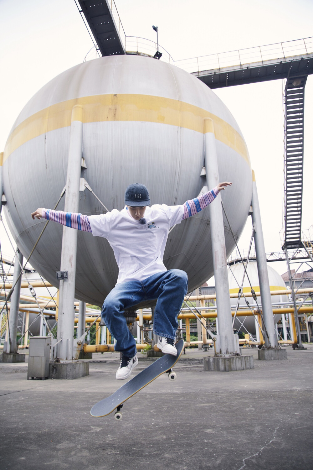 官博更博：#王一博# · #王一博极限青春# 大摩托、乐高、游戏机！
是@UNIQ-王一博 的作战室没错了[酷][酷]
今日份滑板少年已上线，请查收
每周四20:00 @腾讯视频极限青春 ​​​