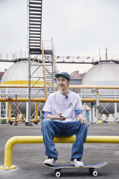 官博更博：#王一博# · #王一博极限青春# 大摩托、乐高、游戏机！
是@UNIQ-王一博 的作战室没错了[酷][酷]
今日份滑板少年已上线，请查收
每周四20:00 @腾讯视频极限青春 ​​​