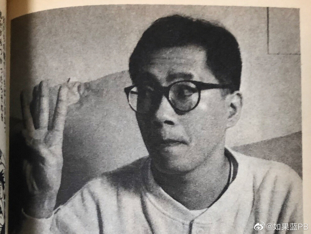 转载自如果蓝pb的微博~文字亦是*
前两天买的那本1985年5月出版的《鸟山明漫画研究所》，内容是鸟山老师教学生画漫画。
书里宝贵的教学内容就不细说了，今天想分享给大家的是另外一样宝贵的资料，书里大量的鸟山老师照片。
鸟山老师豪华出镜！
#这连续12345的手势，是鸟山老师拿自己当篇章目录ww#