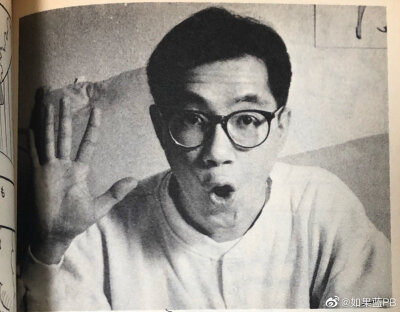 转载自如果蓝pb的微博~文字亦是*
前两天买的那本1985年5月出版的《鸟山明漫画研究所》，内容是鸟山老师教学生画漫画。
书里宝贵的教学内容就不细说了，今天想分享给大家的是另外一样宝贵的资料，书里大量的鸟山老师…