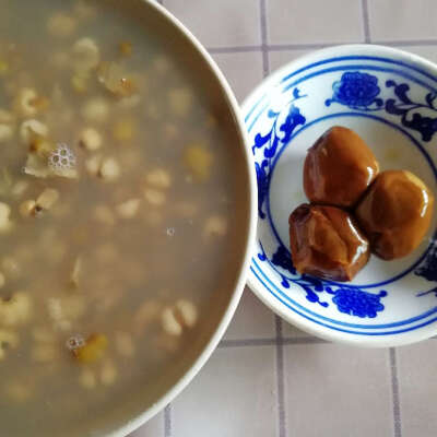 早餐打卡：绿豆薏米汤+鹌鹑蛋