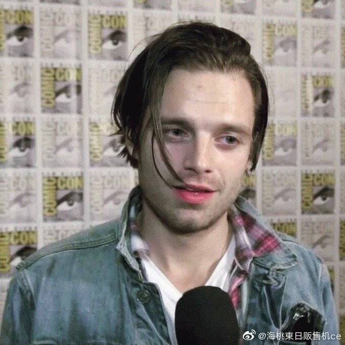 Sebastian Stan!
罗马尼亚大甜心！！！❤️❤️