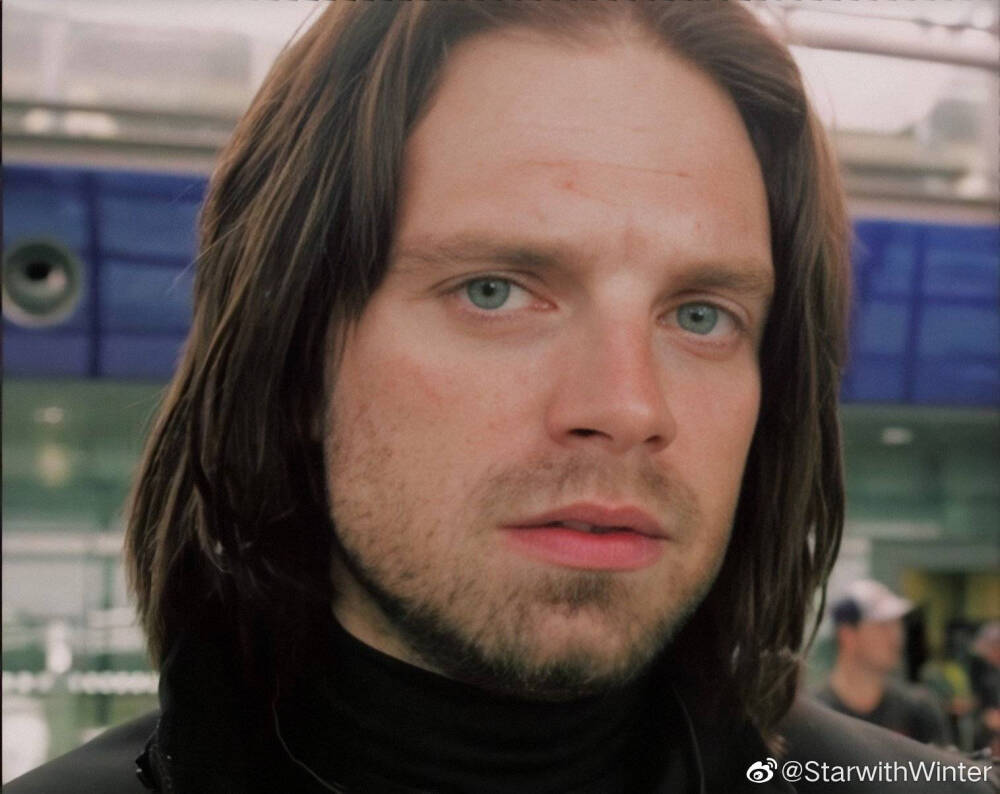 Sebastian Stan!
罗马尼亚大甜心！！！❤️❤️