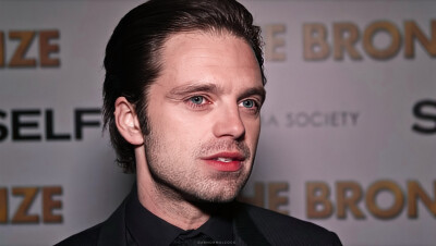 Sebastian Stan!
罗马尼亚大甜心！！！❤️❤️