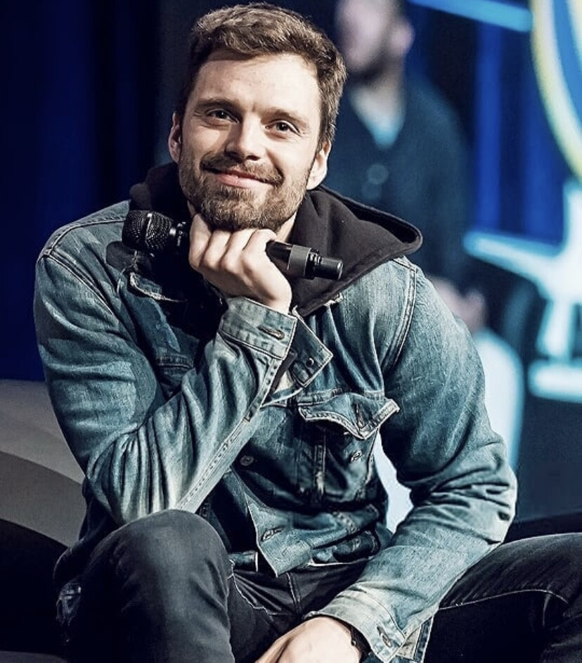 Sebastian Stan!
罗马尼亚大甜心！！！❤️❤️