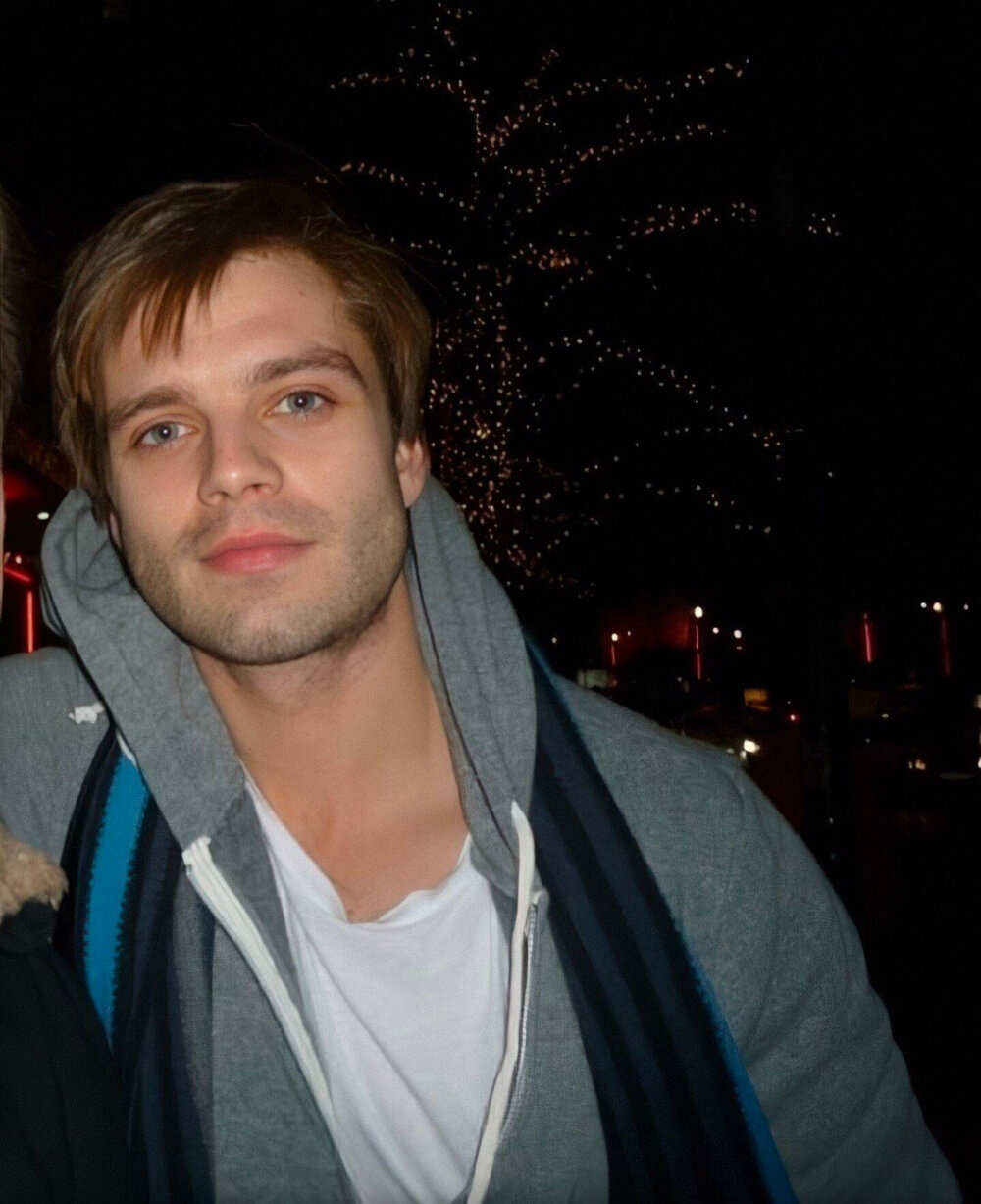 Sebastian Stan!
罗马尼亚大甜心！！！❤️❤️