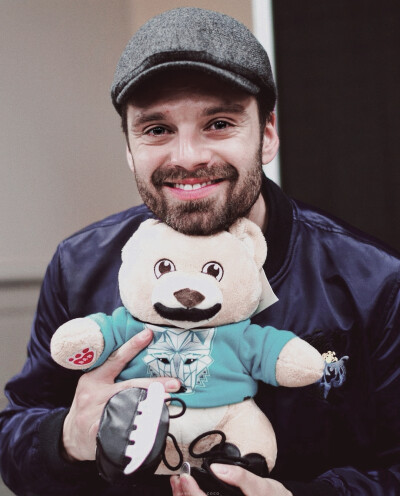 Sebastian Stan!
罗马尼亚大甜心！！！❤️❤️