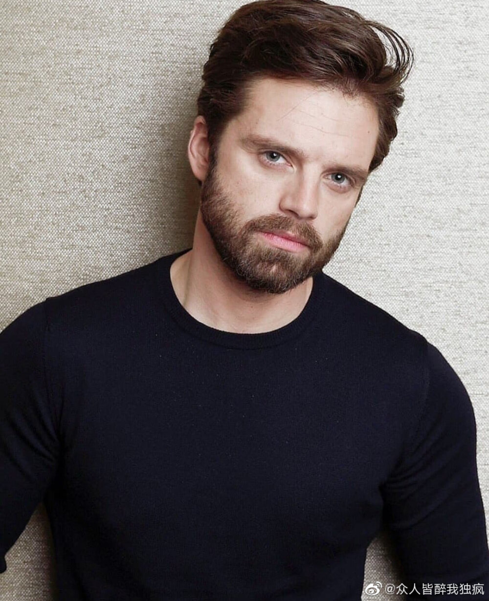 Sebastian Stan!
罗马尼亚大甜心！！！❤️❤️