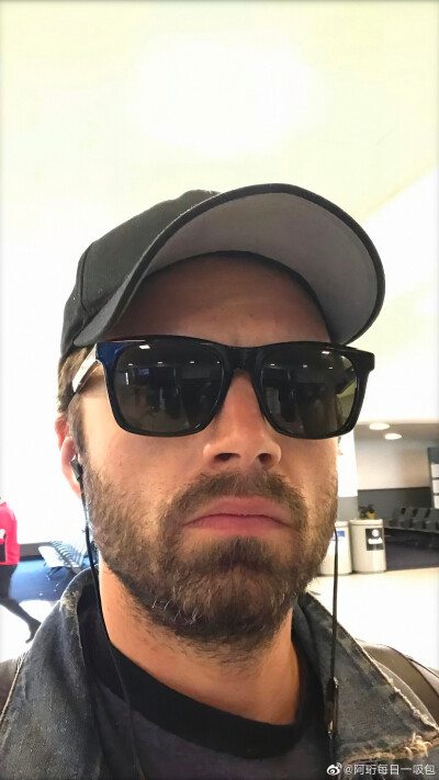 Sebastian Stan!
罗马尼亚大甜心！！！❤️❤️