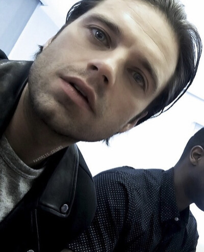 Sebastian Stan!
罗马尼亚大甜心！！！❤️❤️