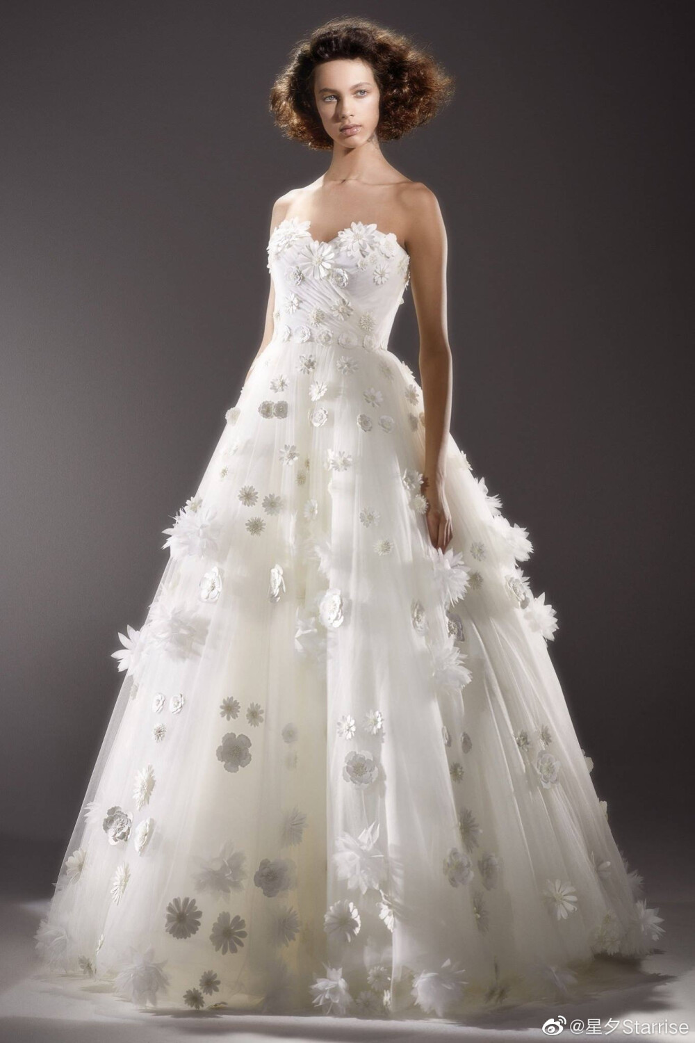 @星夕微博高定婚纱设计Viktor&Rolf 2020ss在缎面的结构上，Viktor&Rolf的婚纱永远能给人心动的点 ​