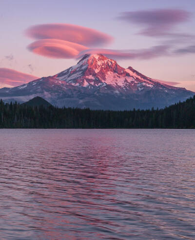 荚状云 @elisabethontheroad
I already knew I was in for a treat when I saw a stack of lenticular clouds next to Mt Hood. However, when the second stack formed over its peak and started soaking up the…