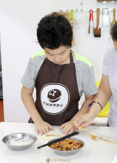 星厨料理教室的小小美食家
让孩子的暑假充实起来 ，
来星厨料理教室 参加美食夏令营‼