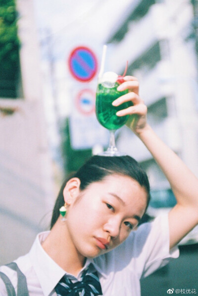 It is a picture of a drama "Weekday after school soda" I oversee. Three high school girls gather in a coffee shop for cream soda after school. You can watch it on YouTube
#枝优花##放課後ソーダ日和##c…