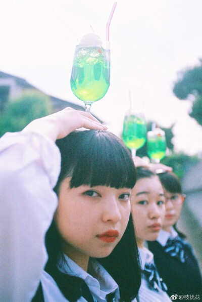 It is a picture of a drama "Weekday after school soda" I oversee. Three high school girls gather in a coffee shop for cream soda after school. You can watch it on YouTube
#枝优花##放課後ソーダ日和##c…