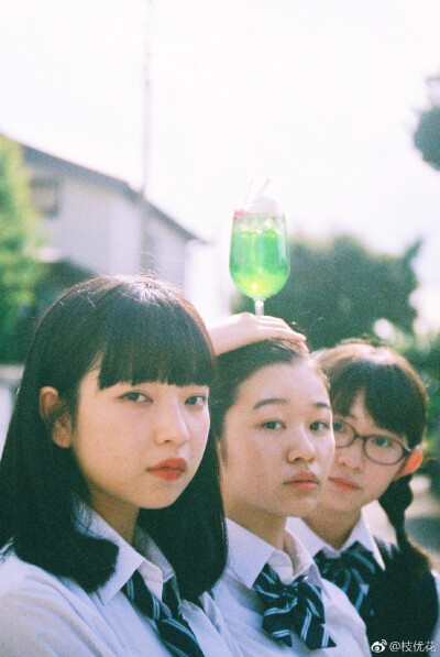 It is a picture of a drama "Weekday after school soda" I oversee. Three high school girls gather in a coffee shop for cream soda after school. You can watch it on YouTube
#枝优花##放課後ソーダ日和##c…