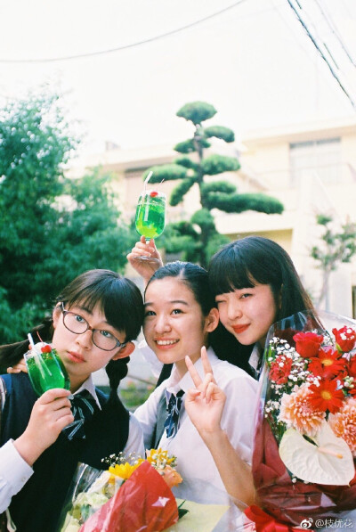 It is a picture of a drama "Weekday after school soda" I oversee. Three high school girls gather in a coffee shop for cream soda after school. You can watch it on YouTube
#枝优花##放課後ソーダ日和##c…