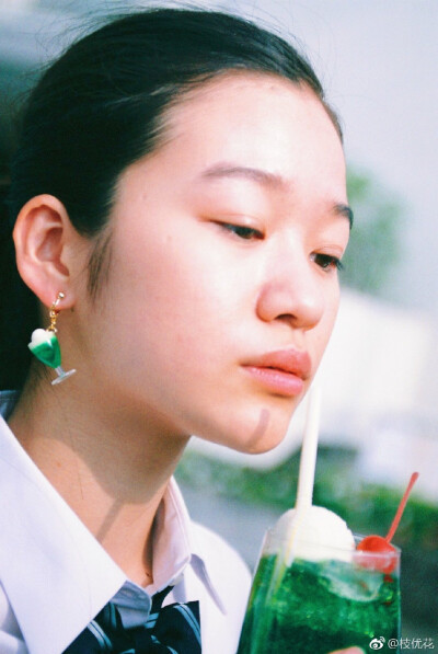 It is a picture of a drama "Weekday after school soda" I oversee. Three high school girls gather in a coffee shop for cream soda after school. You can watch it on YouTube
#枝优花##放課後ソーダ日和##c…