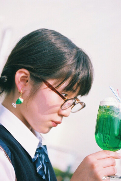 It is a picture of a drama "Weekday after school soda" I oversee. Three high school girls gather in a coffee shop for cream soda after school. You can watch it on YouTube
#枝优花##放課後ソーダ日和##c…