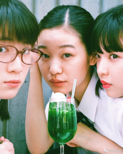 It is a picture of a drama "Weekday after school soda" I oversee. Three high school girls gather in a coffee shop for cream soda after school. You can watch it on YouTube
#枝优花##放課後ソーダ日和##c…