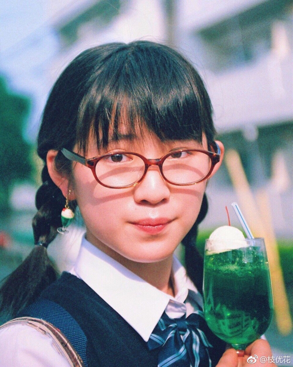 It is a picture of a drama "Weekday after school soda" I oversee. Three high school girls gather in a coffee shop for cream soda after school. You can watch it on YouTube
#枝优花##放課後ソーダ日和##creamsoda##蒼波純##森田想##田中芽衣# ​​​