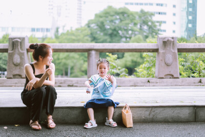 三岁多的小熙熙
摄影：洪小漩
出镜：小熙熙一家
前几天刚刚和婷婷见面，下着雨，她坚持要送一篮子杨梅来给我。恰逢我买的辣白菜到货了，下班后就在我家楼下的新华书店门口，进行了……为期2分钟的交谈及交换。
…