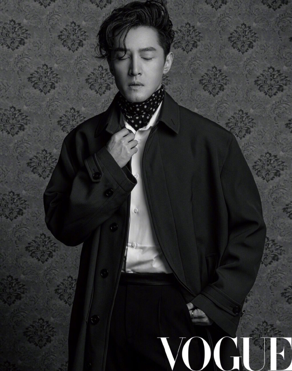 胡歌八月vogue服饰与美容