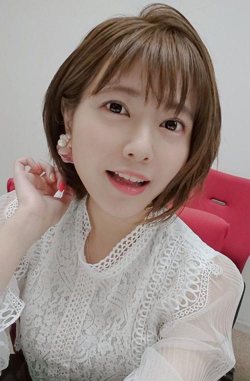 可爱的彩喵啊~
竹达彩奈 1989年6月23日 日本的女性声优、歌手，埼玉县出生，所属事务所为LINK-PLAN，唱片公司为PONY CANYON。代表作有《轻音少女》中野梓、《MM一族》石动美绪、《我的妹妹哪有这么可爱！》高坂桐乃、《只有神知道的世界》高原步美、《Kiss×sis 亲亲姐姐》住之江亚香、《娇蛮猫娘大横行！》雾谷希、《玉响～hitotose～》泽渡枫、《恶魔高校D×D》塔城小猫、《刀剑神域》莉法/桐谷直叶、《约会大作战》五河琴里、《粗点心战争》枝垂萤、《五等分的新娘》中野二乃等。（转自百度）