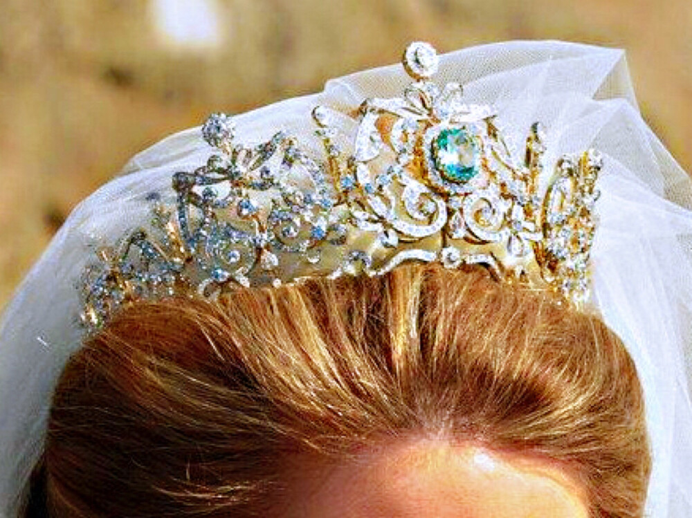 苏格兰贵族弗雷泽家族的钻石海蓝宝王冠，这王冠应该是家族王冠，现持有人是第21代族长芙洛拉，她也是康诺公主帕特丽夏的媳妇，最近一次出现是芙洛拉长外孙女露易丝13年的婚礼，这王冠体量还是相当腻害的