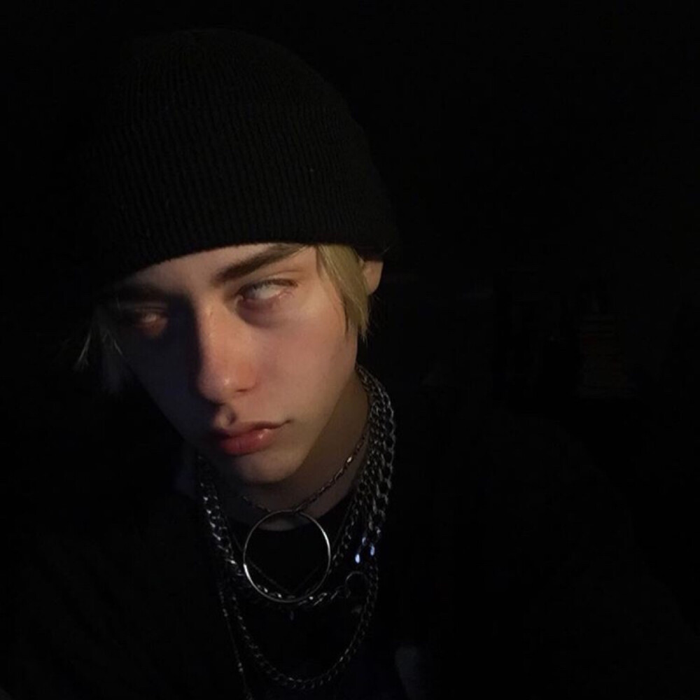 你是山间游离的精灵我是代代守护你的神明