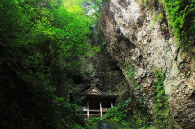 游罢睡一觉，觉来茶一瓯。 眼明见青山，耳醒闻碧流。----白居易