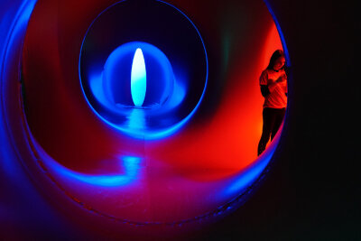 Luminaria是一个巨大的充气式雕塑由Architects of Air设计。自1992年以来38个国家有超过200万人次体验了它，被描述为一个令人眼花缭乱的迷宫，曲径和高耸的圆顶有30英尺高。游客说：”这是我生命中最美的体验之一，…