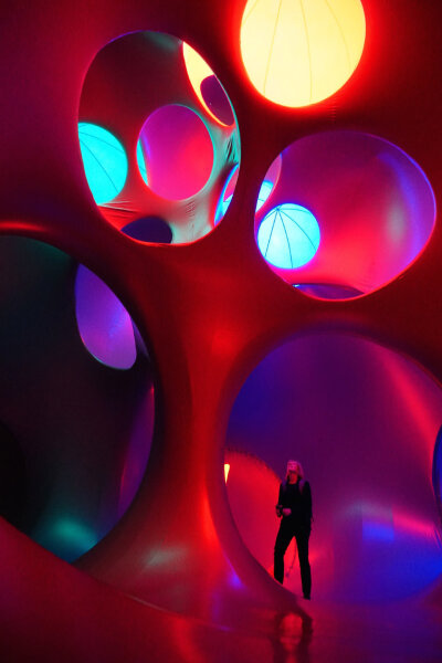 Luminaria是一个巨大的充气式雕塑由Architects of Air设计。自1992年以来38个国家有超过200万人次体验了它，被描述为一个令人眼花缭乱的迷宫，曲径和高耸的圆顶有30英尺高。游客说：”这是我生命中最美的体验之一，…