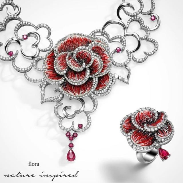 玫瑰花首饰，这套首饰包括项链、手链和耳环，全部由红宝石和钻石组成，藤蔓缠绕花朵鲜艳具象，其工艺也是非常的精湛，这套首饰曾经出现在戛纳的红地毯上。