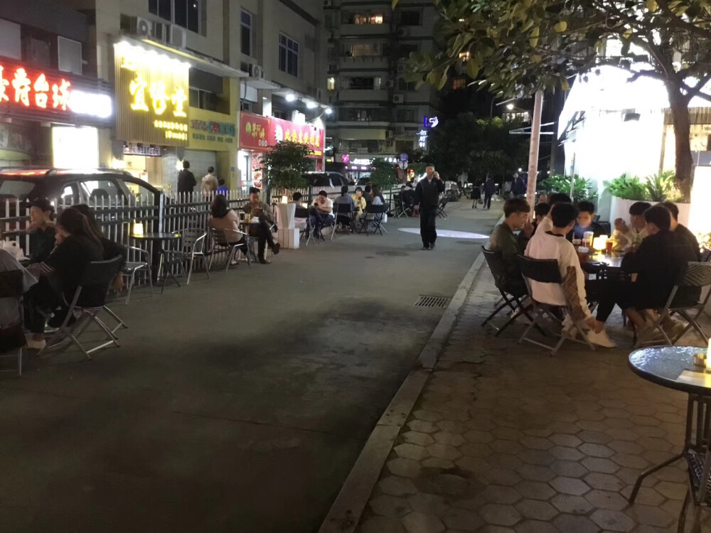 [cp]夏风薫厦
薄云摭月
最美小花園
KlNG W COFFEE
24小时营业
城市不寂寞
我们不期而遇
城市不寂寞
欢快的故事
我们一起编织
福建省厦门市思明区湖滨南路817号109铺
外文图书馆边上，富山女人街 ​​​[/cp]