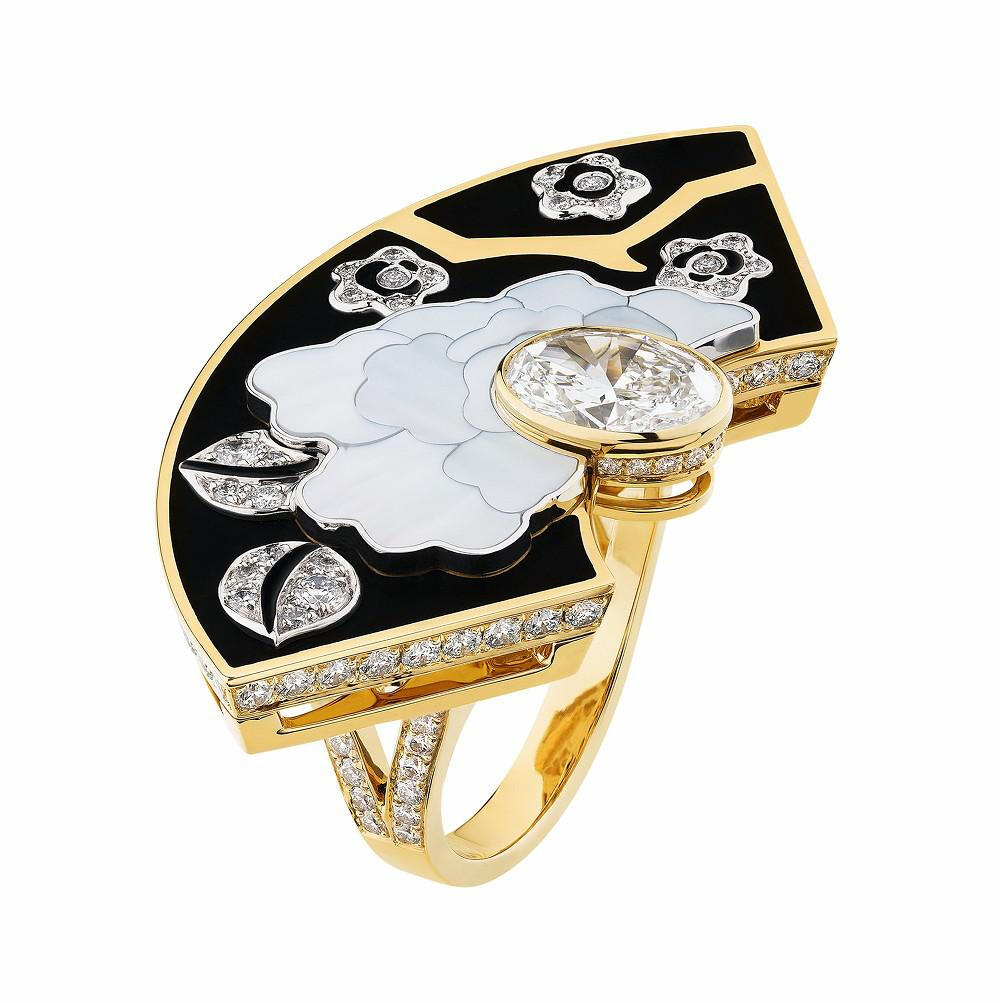       香奈儿刚刚推出了新一季高级珠宝系列——Coromandel，依然以Coco Chanel私人寓所里的乌木屏风为灵感，系列名称源自印度东部的科罗曼德（Coromandel）海岸，象征17世纪国际贸易所带来的文化冲击与交流。