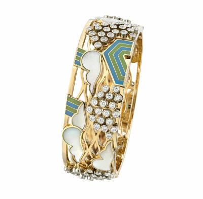        香奈儿刚刚推出了新一季高级珠宝系列——Coromandel，依然以Coco Chanel私人寓所里的乌木屏风为灵感，系列名称源自印度东部的科罗曼德（Coromandel）海岸，象征17世纪国际贸易所带来的文化冲击与交流。