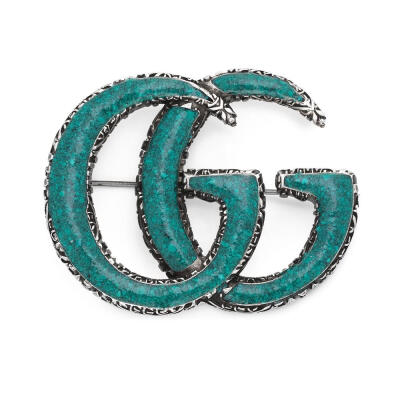        古驰Gucci刚刚推出了新一季银饰品——GG Marmont，展现创意总监AlessandroMichele 重新演绎的双「G」标志，大胆将原本反向的双G调整为平行设计。新作特别用氧化银制作，搭配雏菊、灵蛇、狮神等Gucci经典元素…