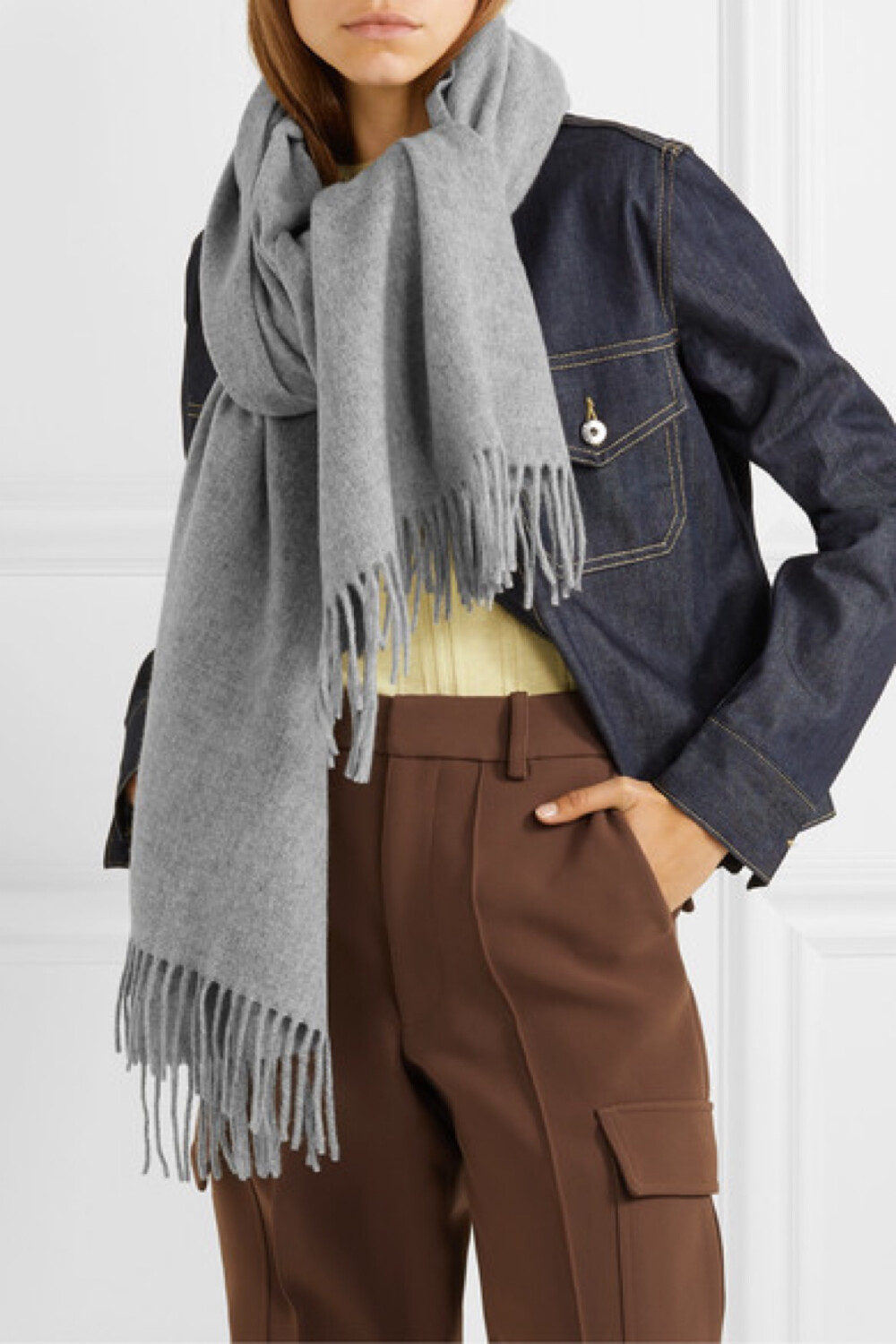 acne studios 这一窄版 "canada" 围巾经典百搭,是衣橱中必不可少的