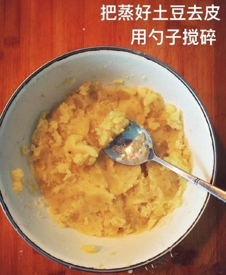 【鲜虾蔬菜土豆泥披萨】
简单易做 用土豆泥做饼底 搭配新鲜蔬菜 用希腊酸奶代替了奶酪 控制热量的同时 也提高了蛋白质含量 而且保留了披萨的美味 对减脂增肌的健身人士都是不错的选择