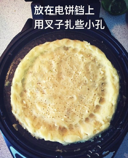 【鲜虾蔬菜土豆泥披萨】
简单易做 用土豆泥做饼底 搭配新鲜蔬菜 用希腊酸奶代替了奶酪 控制热量的同时 也提高了蛋白质含量 而且保留了披萨的美味 对减脂增肌的健身人士都是不错的选择