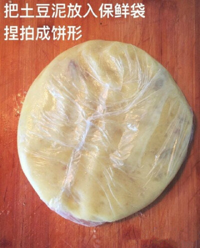 【鲜虾蔬菜土豆泥披萨】
简单易做 用土豆泥做饼底 搭配新鲜蔬菜 用希腊酸奶代替了奶酪 控制热量的同时 也提高了蛋白质含量 而且保留了披萨的美味 对减脂增肌的健身人士都是不错的选择