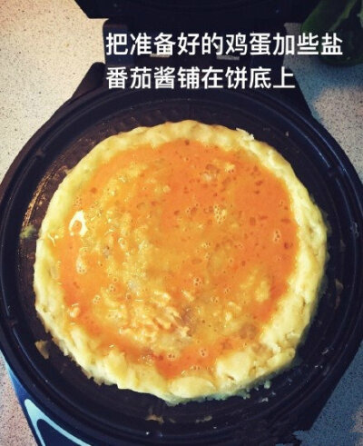 【鲜虾蔬菜土豆泥披萨】
简单易做 用土豆泥做饼底 搭配新鲜蔬菜 用希腊酸奶代替了奶酪 控制热量的同时 也提高了蛋白质含量 而且保留了披萨的美味 对减脂增肌的健身人士都是不错的选择