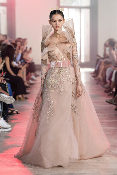 Elie Saab（艾莉·萨博）2019秋冬巴黎高级定制时装秀