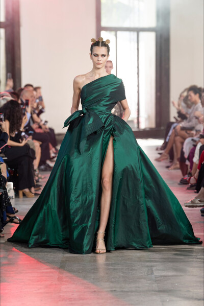 Elie Saab（艾莉·萨博）2019秋冬巴黎高级定制时装秀