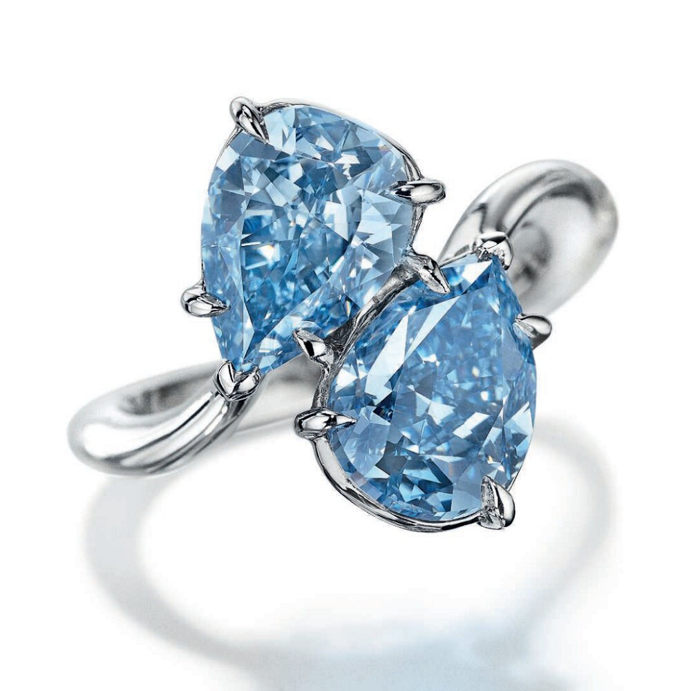 蓝钻戒指 成交价：674.45万美元
镶嵌2颗水滴形切割蓝钻，分别重3.06ct和2.61ct，经 GIA 鉴定均为 Fancy Vivid Blue 色级，VS2 净度级别，戒托由铂金制作。
