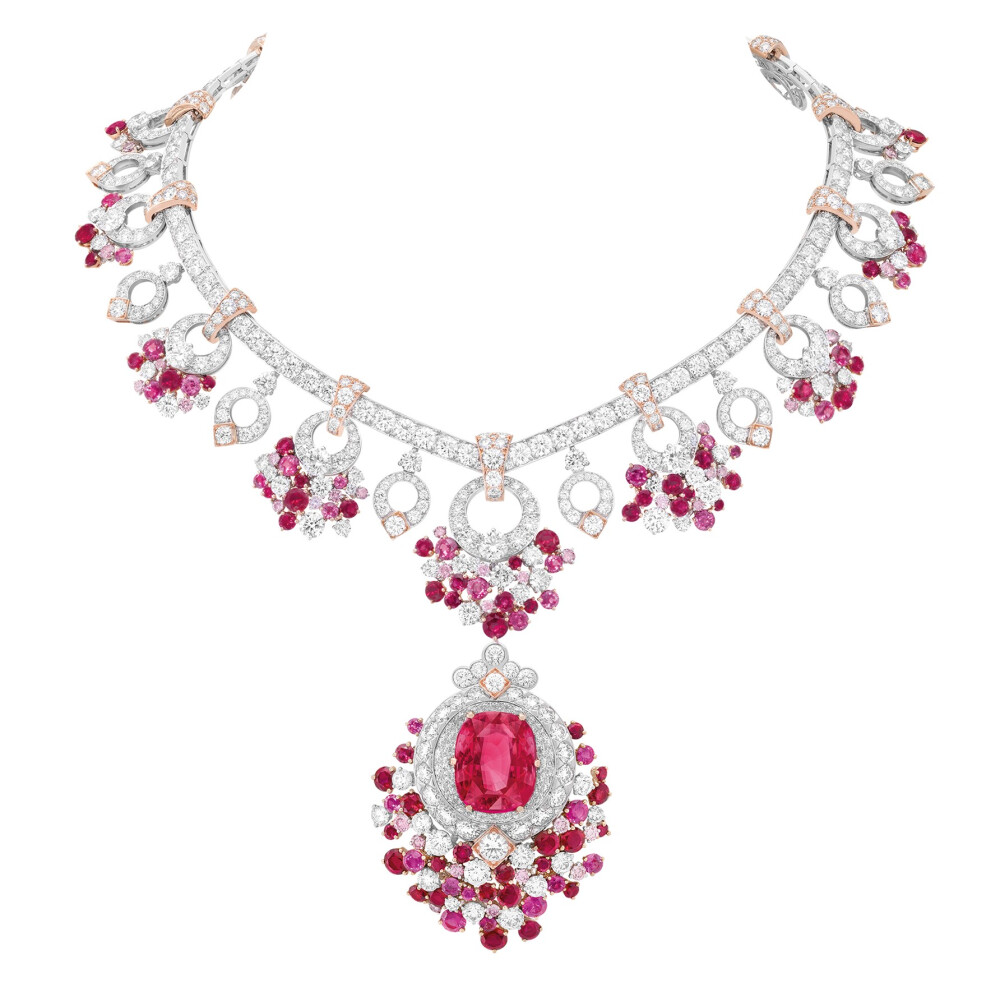 Van Cleef & Arpels 在2019年的新高级珠宝系列——「Treasure of Rubies」中推出了这件项链作品，灵感源自夏日森林中的红色浆果。设计师以红宝石来诠释盛夏果实的明快色调，营造出繁茂的自然场景，项链名称「Jardin de rubis」在法语中正是红宝石花园的意思。